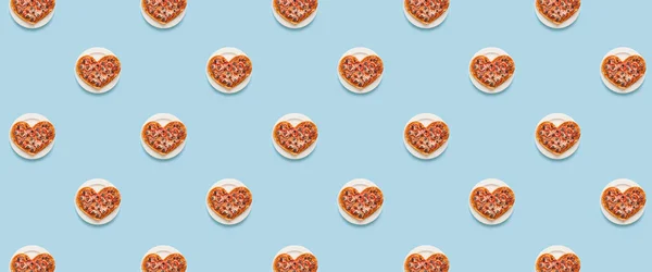 Viele Herzförmige Pizzen Auf Hellblauem Hintergrund Muster Für Die Gestaltung — Stockfoto