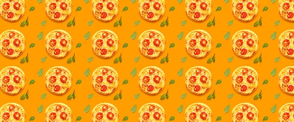 Veel Mini Pizza Basilicum Bladeren Oranje Achtergrond Patroon Voor Ontwerp — Stockfoto