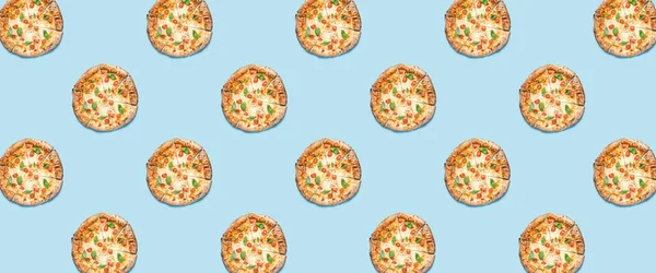 Veel Gesneden Pizza Lichtblauwe Achtergrond Patroon Voor Ontwerp — Stockfoto