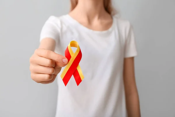 Woman White Shirt Awareness Ribbon Grey Background Closeup Hepatitis Concept — Stock Photo, Image