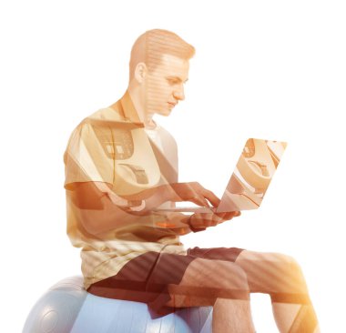 Diz üstü bilgisayarı ve beyaz arka planda modern spor salonu olan genç bir adam.