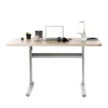 Beyaz arkaplanda modern aygıtlarla ayakta duran masa