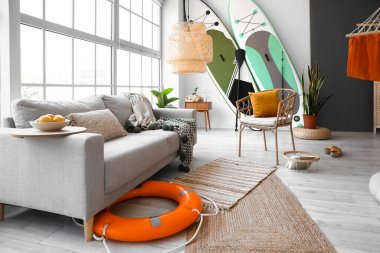 Sup tahtaları ve kanepesi olan şık bir oda.