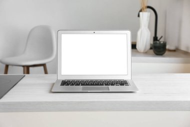 Mutfak tezgahında boş ekranlı dizüstü bilgisayar.