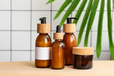 Banyoda kozmetik ürünleri olan masa, yakın plan.