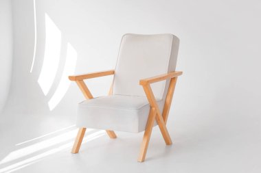 Modern fotoğraf stüdyosunda şık ahşap koltuk