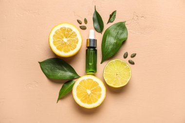 Limon dilimleri, tohumlar ve bej arkaplanda bitki yaprakları olan bir şişe doğal serum.