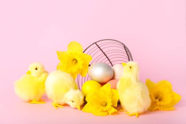 Sevimli sarı tavuklar, ters çevrilmiş sepet ve pembe arka planda çiçekler.