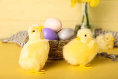 Masada Paskalya yumurtaları olan sevimli tavuklar ve yuva.