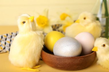 Tatlı tavuklar ve masada Paskalya yumurtaları.