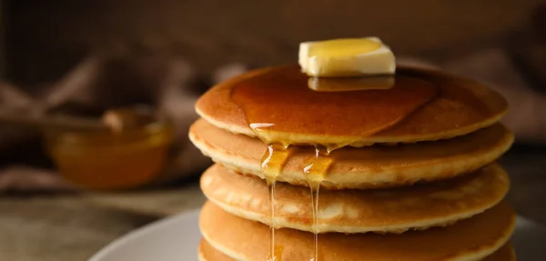 Smakliga Pannkakor Med Honung Och Smör Bordet Närbild — Stockfoto