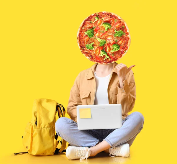 Młoda Kobieta Pizzą Zamiast Głowy Laptopa Żółtym Tle — Zdjęcie stockowe