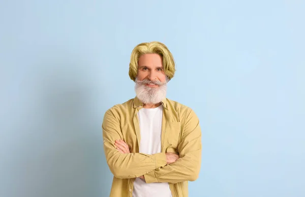 Porträtt Senior Man Med Ovanlig Gul Färg Hår Ljus Bakgrund — Stockfoto