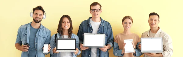 Φοιτητές Σύγχρονες Συσκευές Ανοιχτό Κίτρινο Φόντο — Φωτογραφία Αρχείου