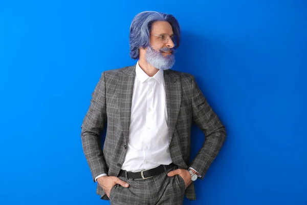 Retrato Homem Sênior Com Cor Incomum Cabelo Barba Fundo Azul — Fotografia de Stock