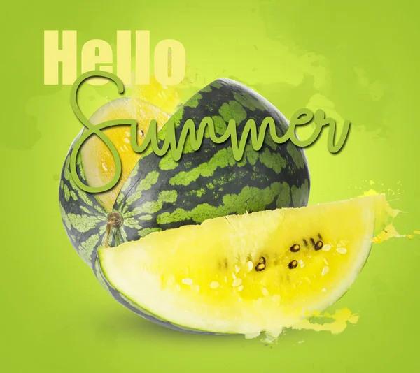Зрізати Жовтий Кавун Текст Hello Summer Зеленому Фоні — стокове фото
