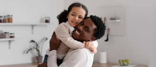 Feliz Hombre Afroamericano Pequeña Hija Abrazándose Cocina —  Fotos de Stock