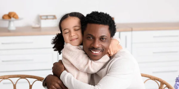Feliz Hombre Afroamericano Pequeña Hija Abrazándose Cocina —  Fotos de Stock