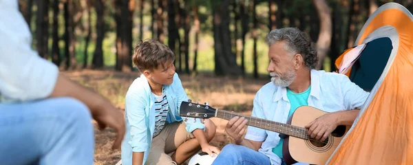 Hombre Mayor Tocando Guitarra Para Nieto Parque —  Fotos de Stock