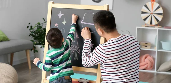 Glücklicher Asiate Und Sein Kleiner Sohn Zeichnen Hause Auf Kreidetafel — Stockfoto