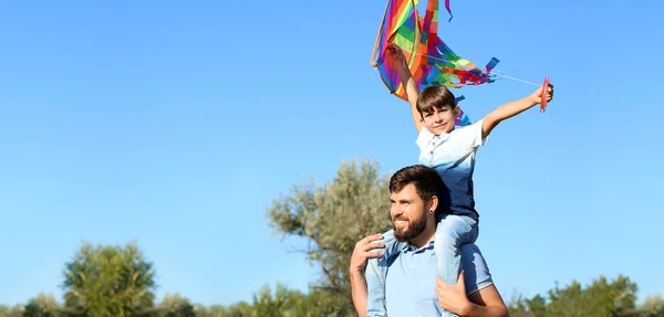 Feliz Padre Pequeño Hijo Volando Cometa Parque —  Fotos de Stock