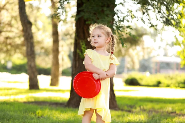 Gadis Kecil Lucu Dengan Gaun Kuning Bermain Frisbee Taman — Stok Foto