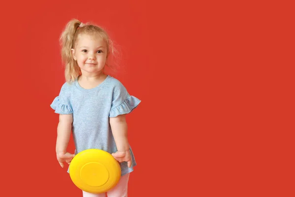 Menina Bonito Jogando Frisbee Fundo Vermelho — Fotografia de Stock
