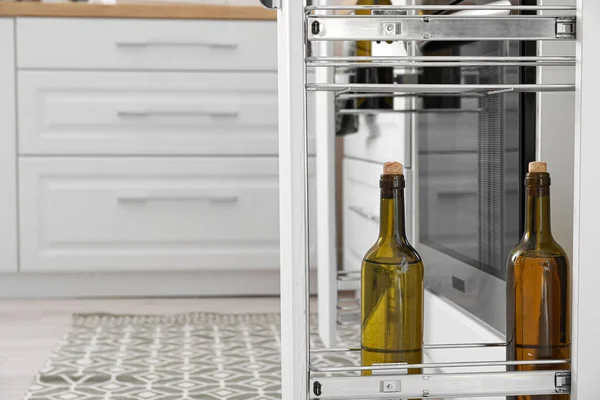 Laci Dengan Botol Anggur Dapur Modern — Stok Foto