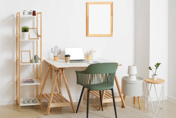 Intérieur Chambre Élégante Avec Lieu Travail Moderne Près Mur Lumière — Photo