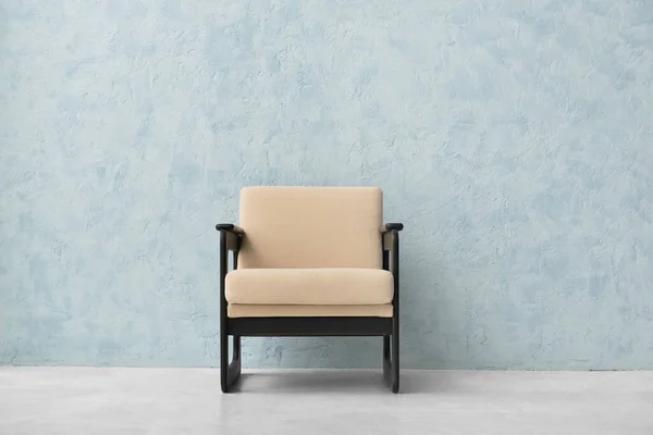 Moderner Hölzerner Sessel Der Nähe Der Wand — Stockfoto