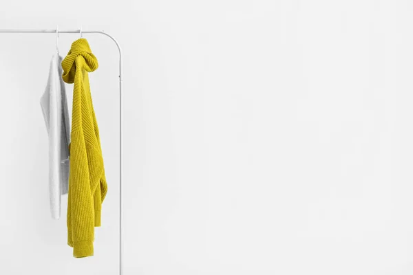 Rack Dengan Sweter Latar Belakang Putih — Stok Foto