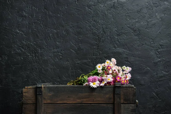Belles Fleurs Sur Une Commode Bois Près Mur Sombre — Photo
