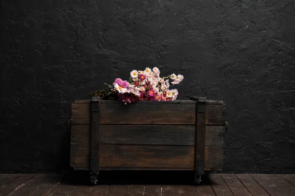 Belles Fleurs Sur Une Commode Bois Près Mur Sombre — Photo