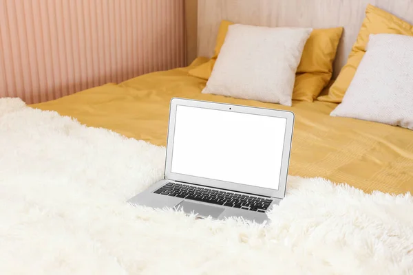 Ноутбук Порожнім Екраном Стильному Ліжку Кімнаті — стокове фото