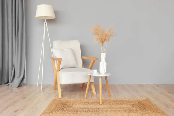 Tafel Met Vaas Kopje Koffie Fauteuil Standaard Lamp Bij Grijze — Stockfoto