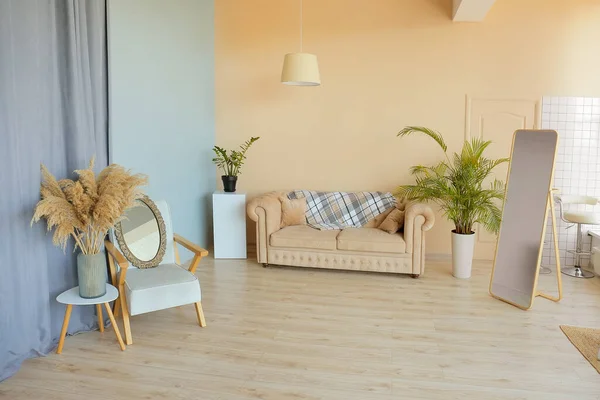 Interieur Van Stijlvolle Kamer Met Beige Bank Spiegel Fauteuil — Stockfoto