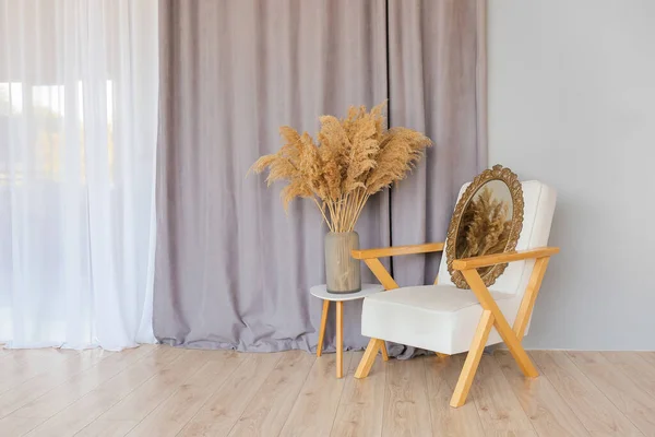 Vaas Met Pampas Gras Tafel Fauteuil Bij Lichte Gordijnen — Stockfoto