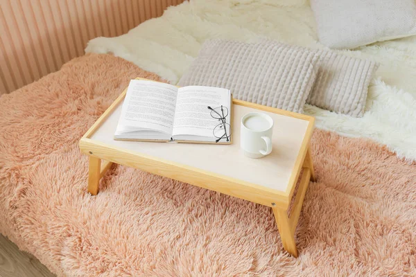 Stand Met Boek Bril Kopje Koffie Bed Kamer — Stockfoto