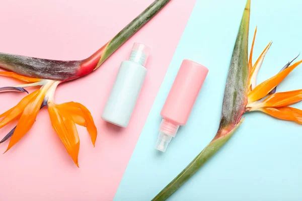 Garrafas Produtos Cosméticos Flores Strelitzia Fundo Cor — Fotografia de Stock