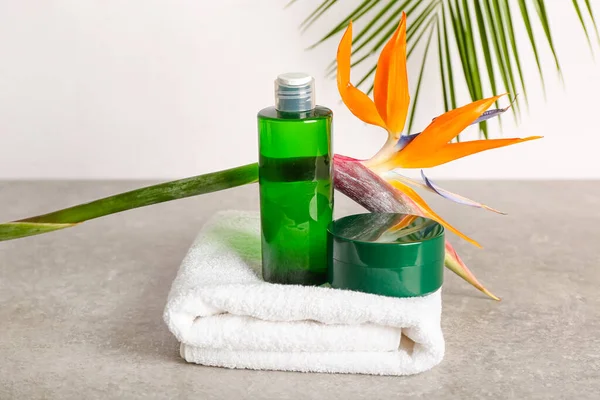 Composition Cosmetic Products Towel Strelitzia Flower Light Background — Stock Photo, Image