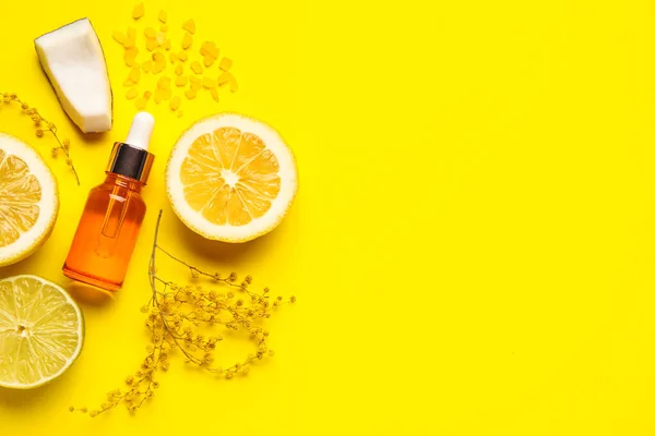 Бутылка Натуральной Сыворотки Лимонами Кокосом Морской Солью Цветами Желтом Фоне — стоковое фото