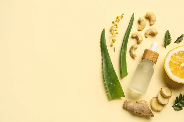 Бутылка Натуральной Сыворотки Листья Растений Цветы Орехи Кешью Лимон Имбирь — стоковое фото