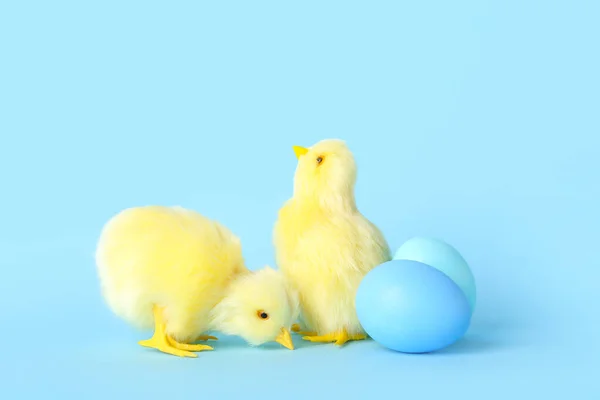 Cute Yellow Chickens Easter Eggs Blue Background — Stock Photo, Image