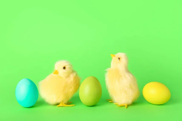 Niedliche Gelbe Hühner Und Ostereier Auf Grünem Hintergrund — Stockfoto