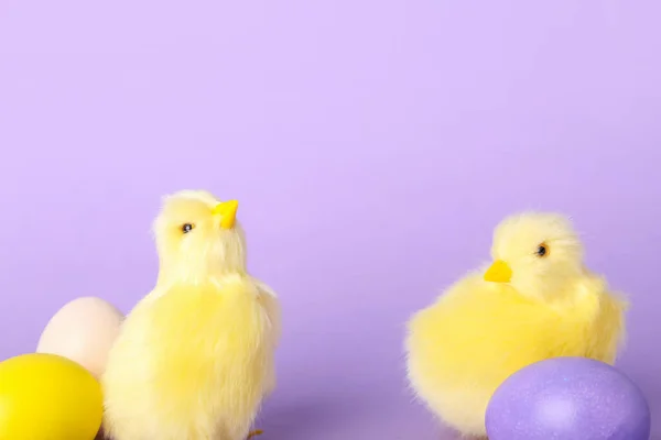 Niedliche Hühner Und Ostereier Auf Fliederfarbenem Hintergrund — Stockfoto