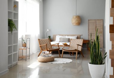 Hasır koltuklu modern yatak odasının içi