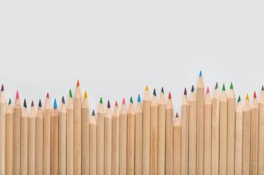 Beyaz arkaplanda izole edilmiş renkli kalemler