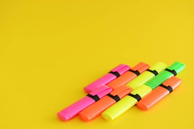 Sarı arkaplanda farklı işaretler