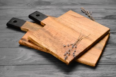 Gri ahşap arka planda kesme tahtaları ve lavanta çiçekleri