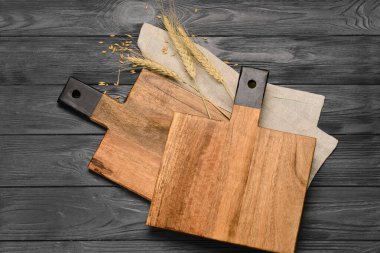 Gri ahşap arka planda tahtalar ve buğday dalları kesiliyor.